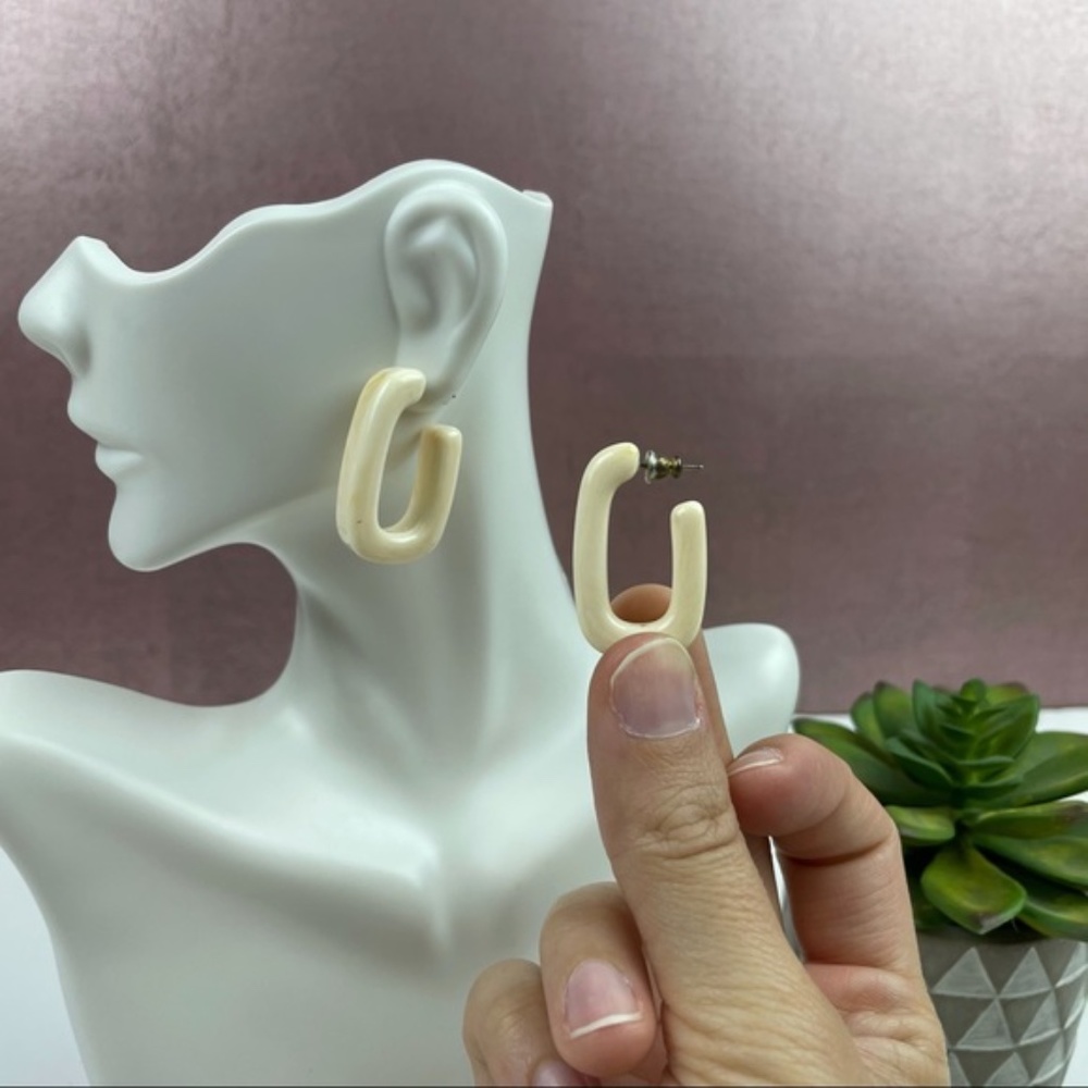 Milky Cream White Hoop Earrings Butterfly Back Cute Retro Women - Picture 6 of 7